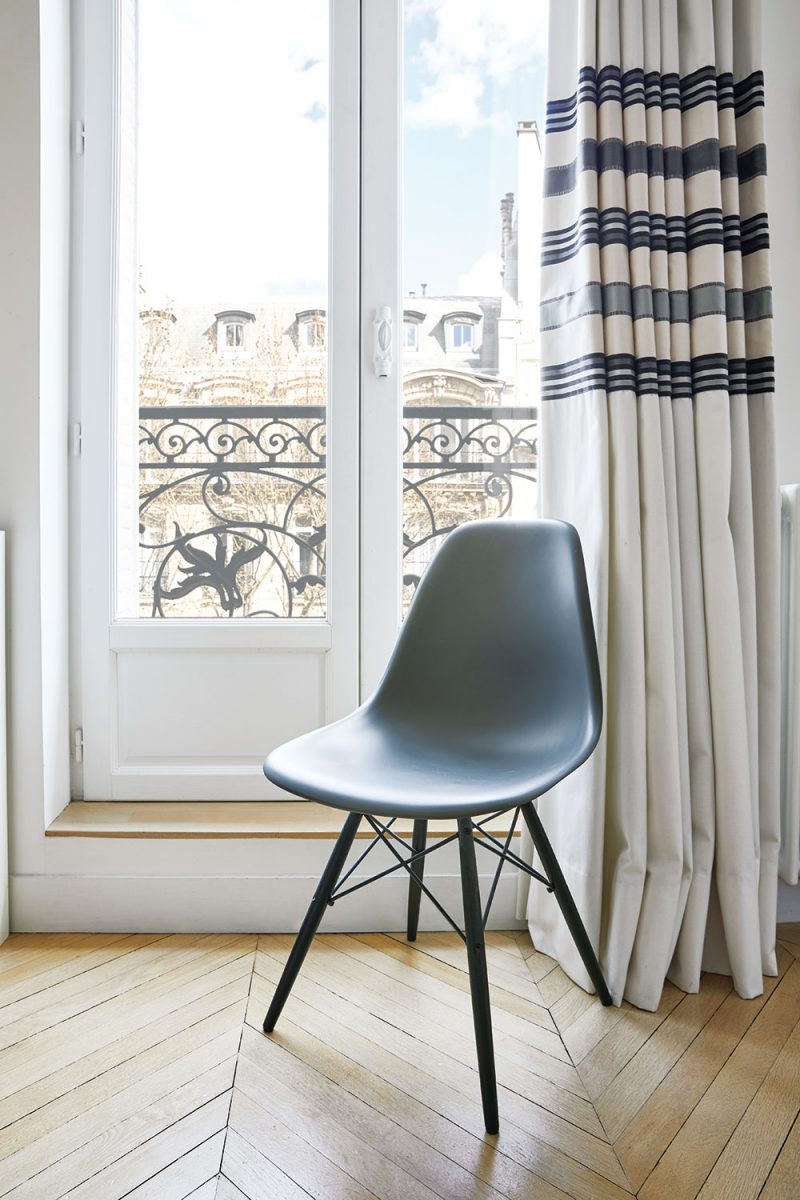 V bytě laděném ve skandinávském stylu nemůže chbět alespoň jedna slavná židle Charlese a Ray Eamsových. FOTO WESTWING
