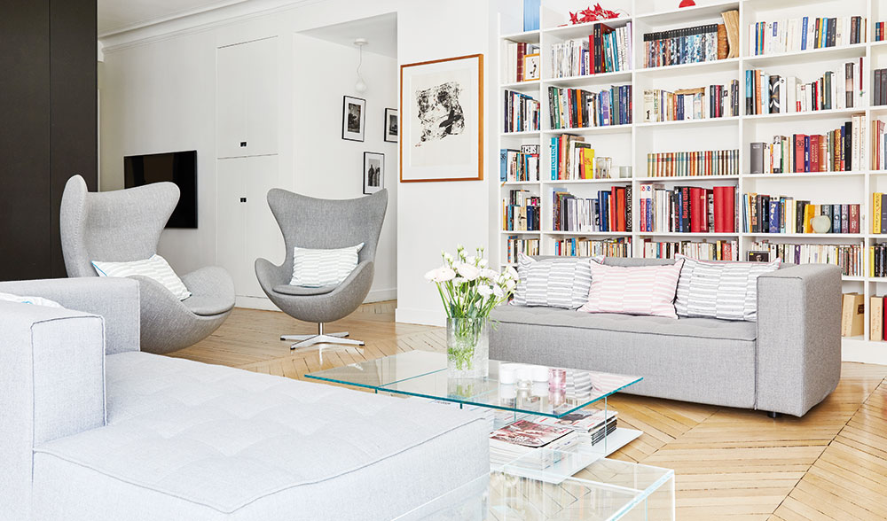 Prostorný obývací pokoj je navržený tak, aby se v něm mohl pohodlně odehrávat společný život velké šestičlenné rodiny. FOTO WESTWING
