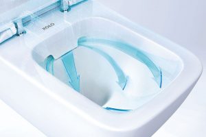Ergonomicky tvarovaná WC mísa díky patentovanému rozdělovači posiluje proud vody a umožňuje perfektní opláchnutí mísy i při spláchnutí jen 2 litry vody. foto GEBERIT
