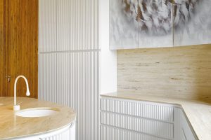 Vlnitý prvek fasády se v jiném barevném pojetí opakuje na na míru vytvořeném kuchyňském nábytku. FOTO FILIP ŠLAPAL