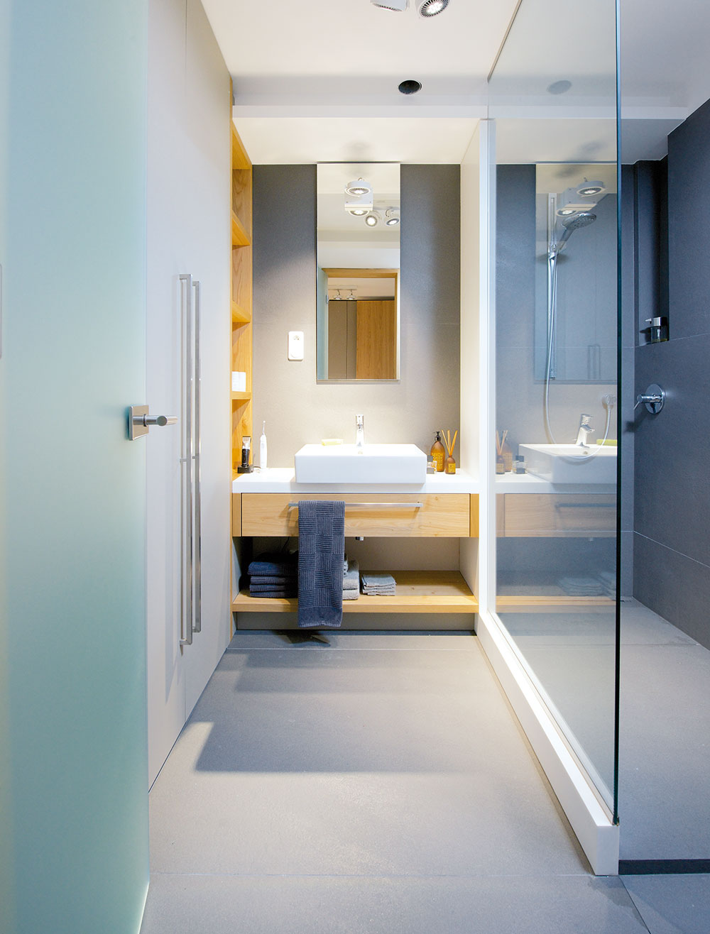 V koupelně se opakuje dřevo a šedé barevné ladění. Funkčnost, preciznost a detail dovedený k dokonalosti.FOTO IVETA KOPICOVÁ