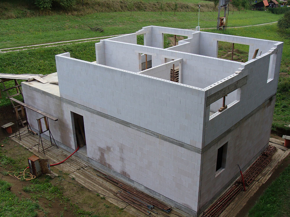 Vápenopískové cihly se vyznačují vysokou pevností. Proto se v současnosti využívají při stavbě pasivních domů. Štíhlá nosná konstrukce se může doplnit jakkoli silnou tepelnou izolací.