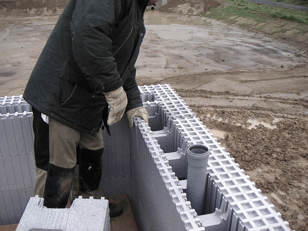 Tvárnice z tvrzeného polystyrenu jsou velmi vhodné na stavbu svépomocí. Lehké díly se skladují jako stavebnice a zalijí se betonem.
