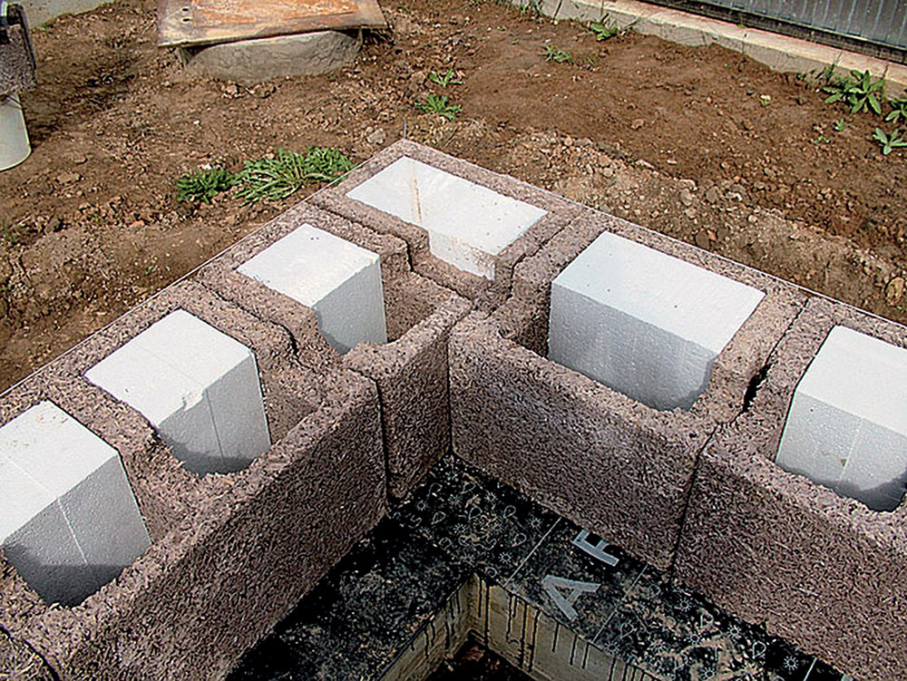 Tvárnice z dřevocementu se vyplňují betonem. Venkovní vrstvu tvoří směs dřevěných štěpků a cementu. Uvnitř je polystyrenová izolace. FOTO SUPERDOM.UA