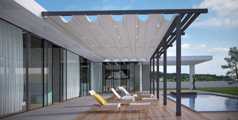 Hliníková pergola se stahovací střechou jako elegantní a funkční zastřešení terasy
