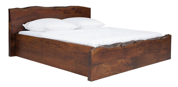 Masivní postel Vayne, akátové dřevo, na lakovaném povrchu zachovány nepravidelnosti a prasklinky typické pro přírodní dřevo, 105 x 207 x 214 cm, cena 38 499 Kč, www.sobnabytek.cz