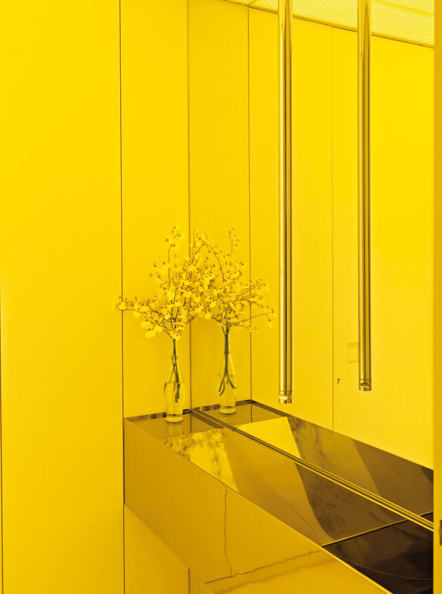 Architekti si pohráli s odrazy a barevným zrcadlením. FOTO RUI TEIXEIRA
