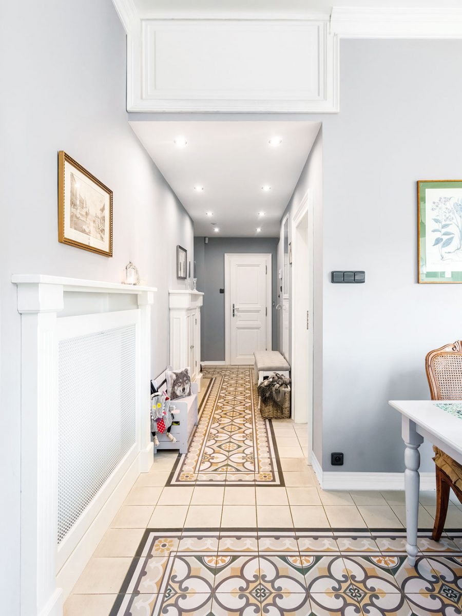 Italská dlažba je použita na podlaze v koupelně, v kuchyni i v chodbě a opticky spojuje prostor. FOTO FH STUDIO