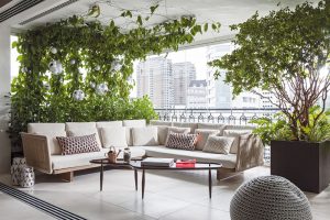 Stejně jako uvnitř bytu je i nábytek na terase vybírán v minimalistickém stylu, který odolá módním trendům a nechá vyniknout umění a rostlinám. FOTO RUI TEIXEIRA