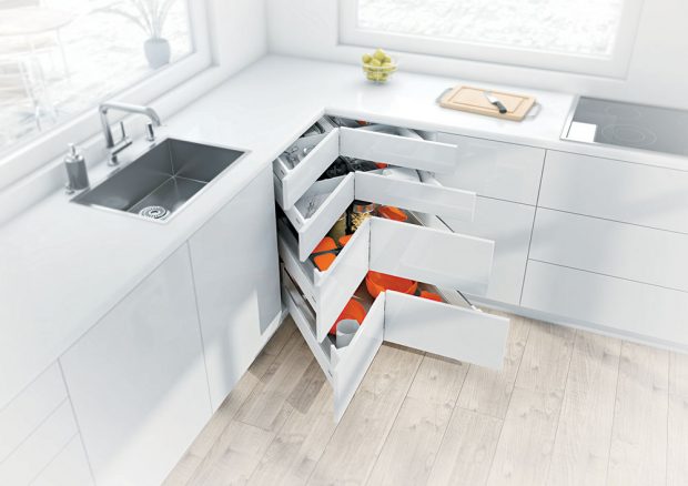 ROHOVÉ ZÁSUVKY a jiné praktické detaily jsou součástí kuchyně s vyhovující ergonomií a často i uspoří hodně prostoru. www.blum.cz