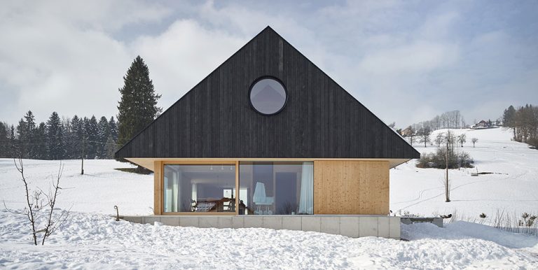 Rodinný dům postavený ze tří materiálů: dřevo, beton a sklo