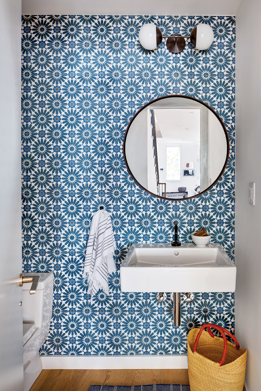 Dubovou podlahu toalety doplňuje modrobílý keramický obklad na stěnách. FOTO FRANCIS DZIKOWSKI