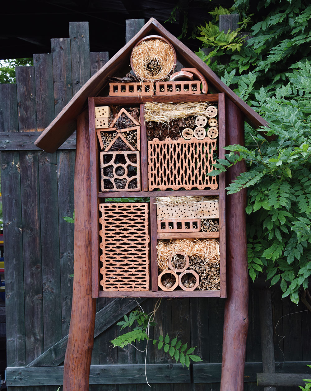 Hmyzí domek se může stát pěknou dekorací zahrady. FOTO LUCIE PEUKERTOVÁ