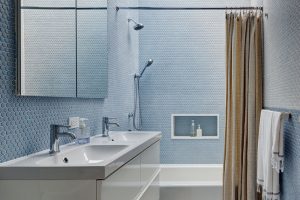 V menší koupelně je použita modrobílá mozaika. Světlíkem proudí do místnosti dostatek světla. FOTO FRANCIS DZIKOWSKI