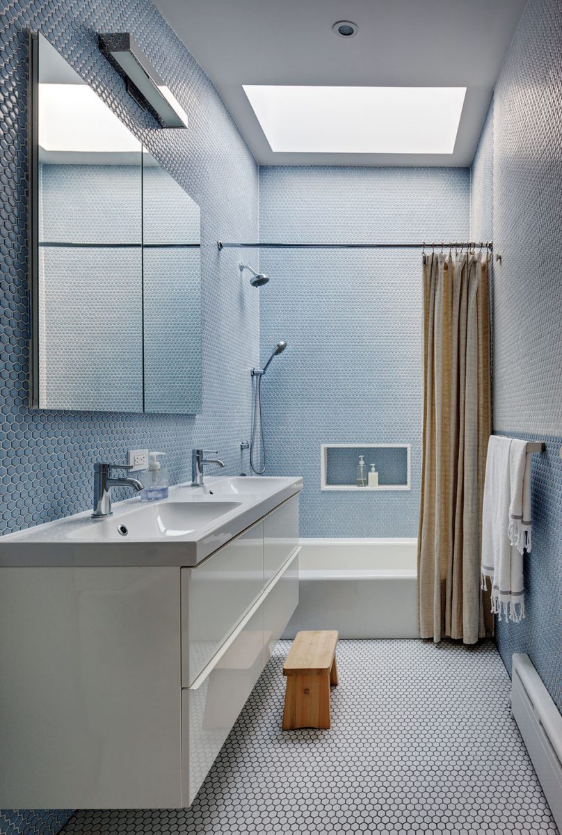 V menší koupelně je použita modrobílá mozaika. Světlíkem proudí do místnosti dostatek světla. FOTO FRANCIS DZIKOWSKI