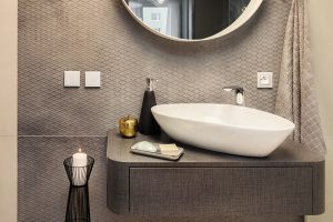 V koupelně je použit keramický obklad v dekoru protiskluzového plechu. FOTO MARTIN FLORIAN