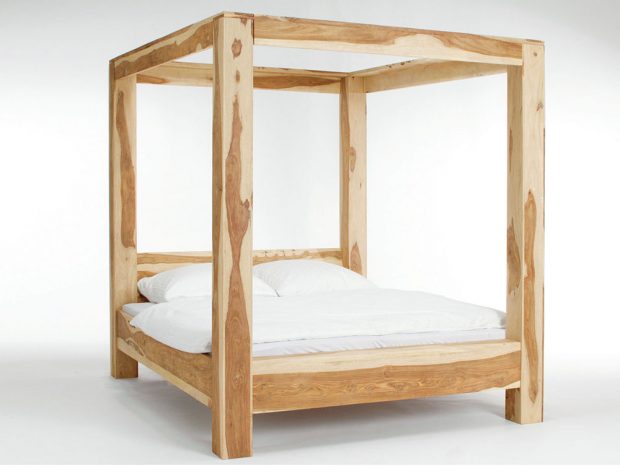 Dřevěná postel s nebesy, navoskované palisandrové a teakové dřevo, 180 x 200 cm, 33 309 Kč, www.evalin.cz
