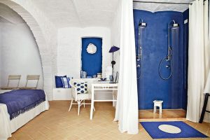 Inspirací pro modrou ložnici byla barva Středozemního moře, které omývá břehy Itálie. Součástí každé z ložnic je také šikovně zakomponovaná koupelna. FOTO KRISTIAN SEPTIMIUS KROGH