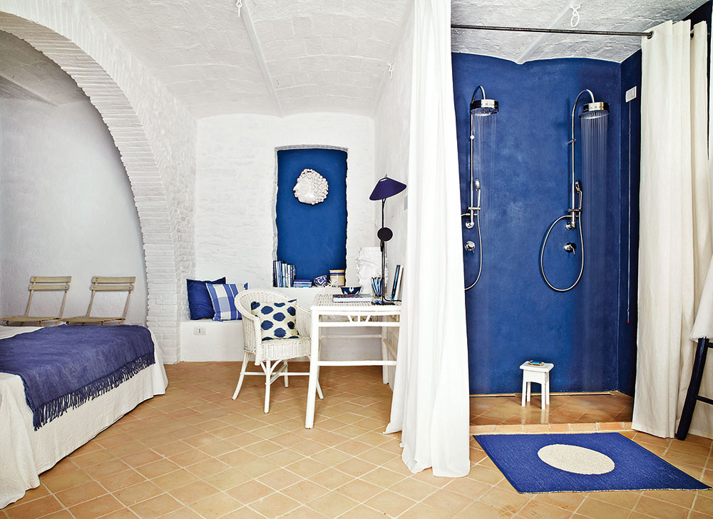 Inspirací pro modrou ložnici byla barva Středozemního moře, které omývá břehy Itálie. Součástí každé z ložnic je také šikovně zakomponovaná koupelna. FOTO KRISTIAN SEPTIMIUS KROGH