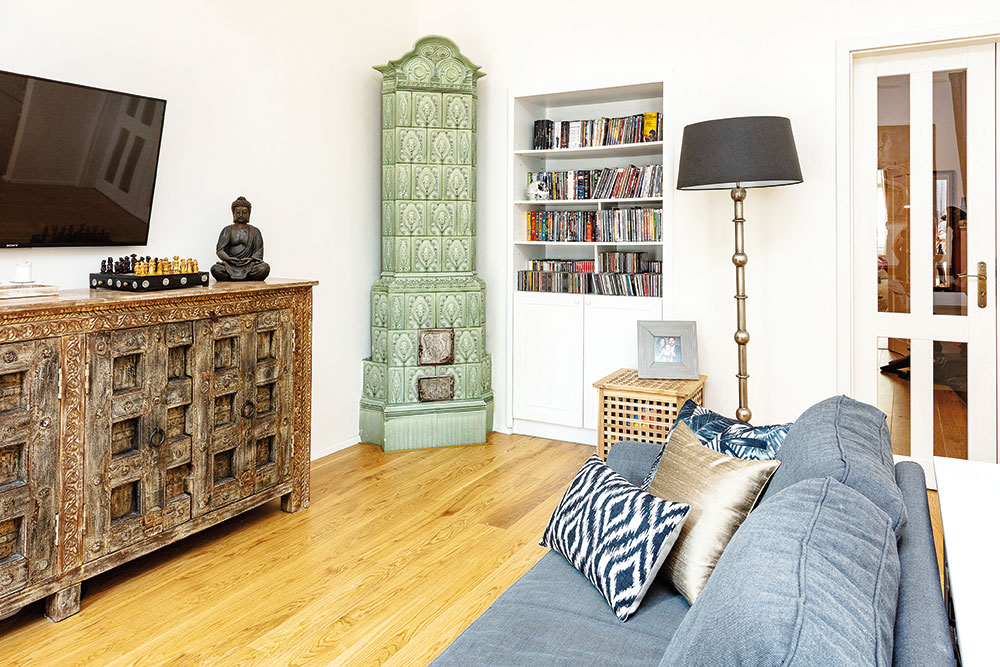 Obývacímu pokoji spojenému s kuchyní dominují krásná kachlová kamna. FOTO JH STUDIO