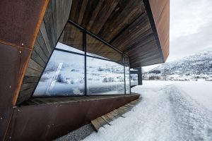 Tvar budovy navržený studiem Invit Arkitekter připomíná skály nedalekých hor. FOTO Invit Arkitekter, Ålesund / Johan Holmquist