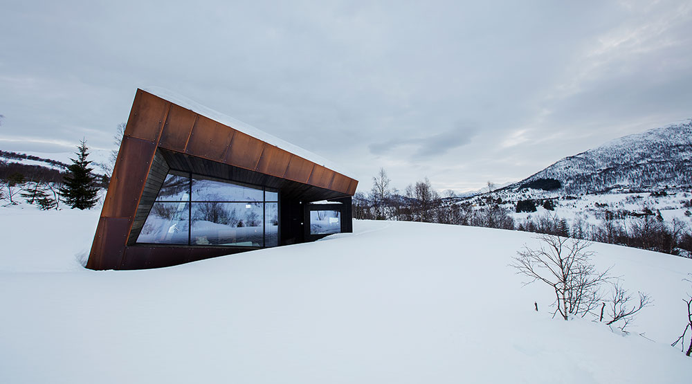 Tvar budovy navržený studiem Invit Arkitekter připomíná skály nedalekých hor. FOTO Invit Arkitekter, Ålesund / Johan Holmquist