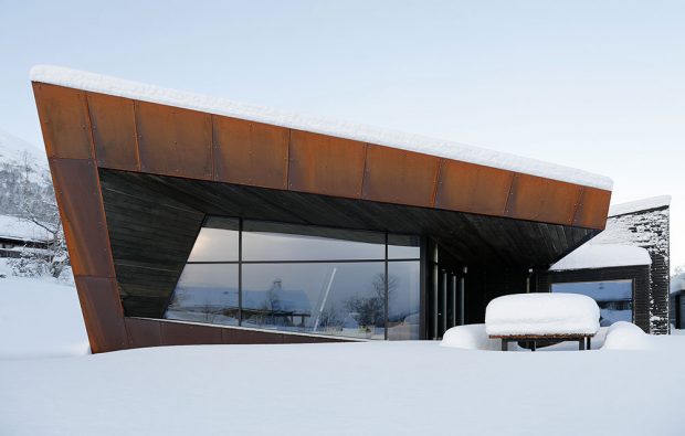 Rozsáhlá, úzkými profily rámovaná prosklená fasáda v kombinaci s rezavou patinou ocelových plechů Corten a smrkového obložení: To je rezidence Black Lodge v Ålesundu, Norsko. FOTO Invit Arkitekter, Ålesund / Johan Holmquist