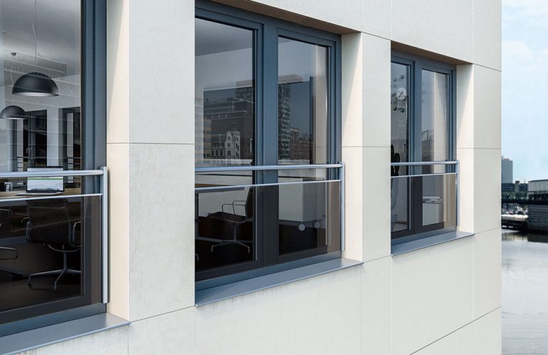 Nové bezpečnostní zábradlí pro plastová okna Schüco kombinuje sklo a nerezovou ocel
