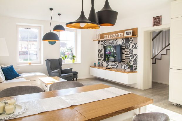 Moderní osvětlení v kuchyni propojené s obývacím pokojem je výrazným designovým prvkem. FOTO finalfin