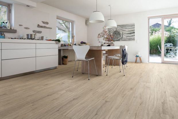 Odolné vinylové podlahy mají dnes strukturované povrchy a dokonalé kresby imitující dřevěné povrchy, keramické dlažby, kamenné podlahy, ba dokonce i podlahy ze štípaného kamene. Ideální jsou i do kuchyně.