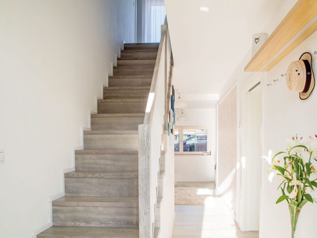 Chodba se schodištěm je díky původním i novým oknům plná světla a působí vzdušně. FOTO finalfin