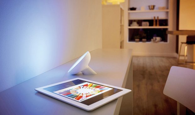 Philips Hue White + Color ambiance stolní LED stmívatelné a přenositelné osvětlení je kompatibilní se Smart Home Hornbach. Cena 2 199 Kč. www.hornbach.cz