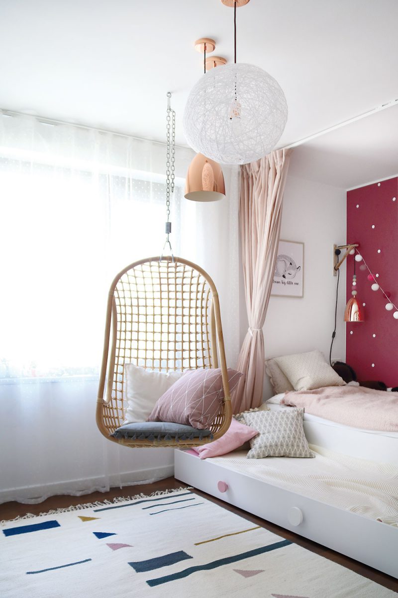 V dívčím pokoji doplňuje bílý nábytek tmavorůžová barva dominantní stěny za postelí. Na posteli se zásuvkou je dost místa i pro kamarádku, něžné „pavučinkové lampy“ a noční lampu vyrobily Lucie. FOTO LUCIA HÔ-CHI