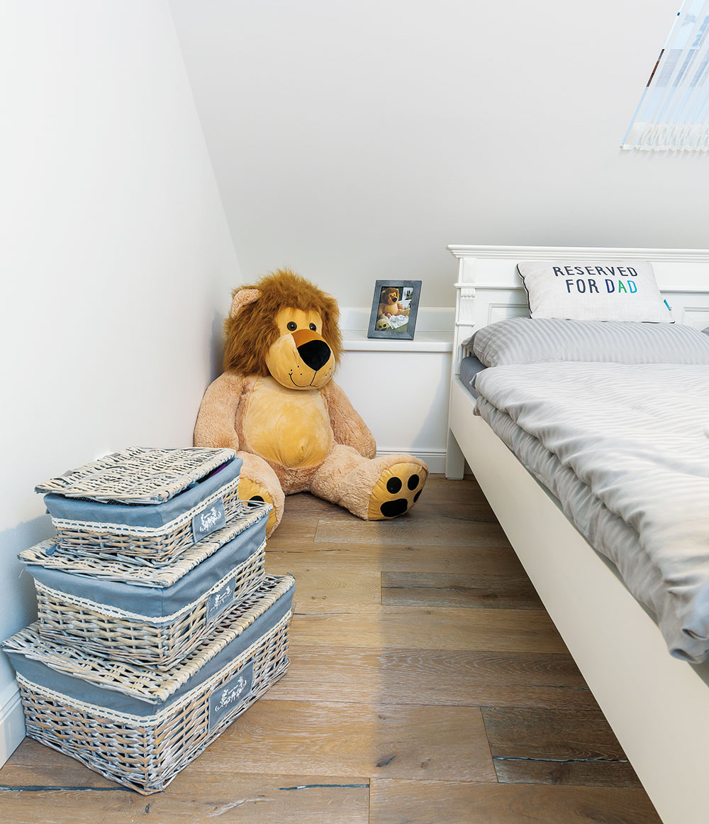 V pokoji malé slečny je kromě velké postele s veselými polštáři jen oblíbený plyšový lev a několik dekorací. Hračky a ostatní vybavení, které patří do dětského světa, sídlí dole v herně. FOTO MIRO POCHYBA