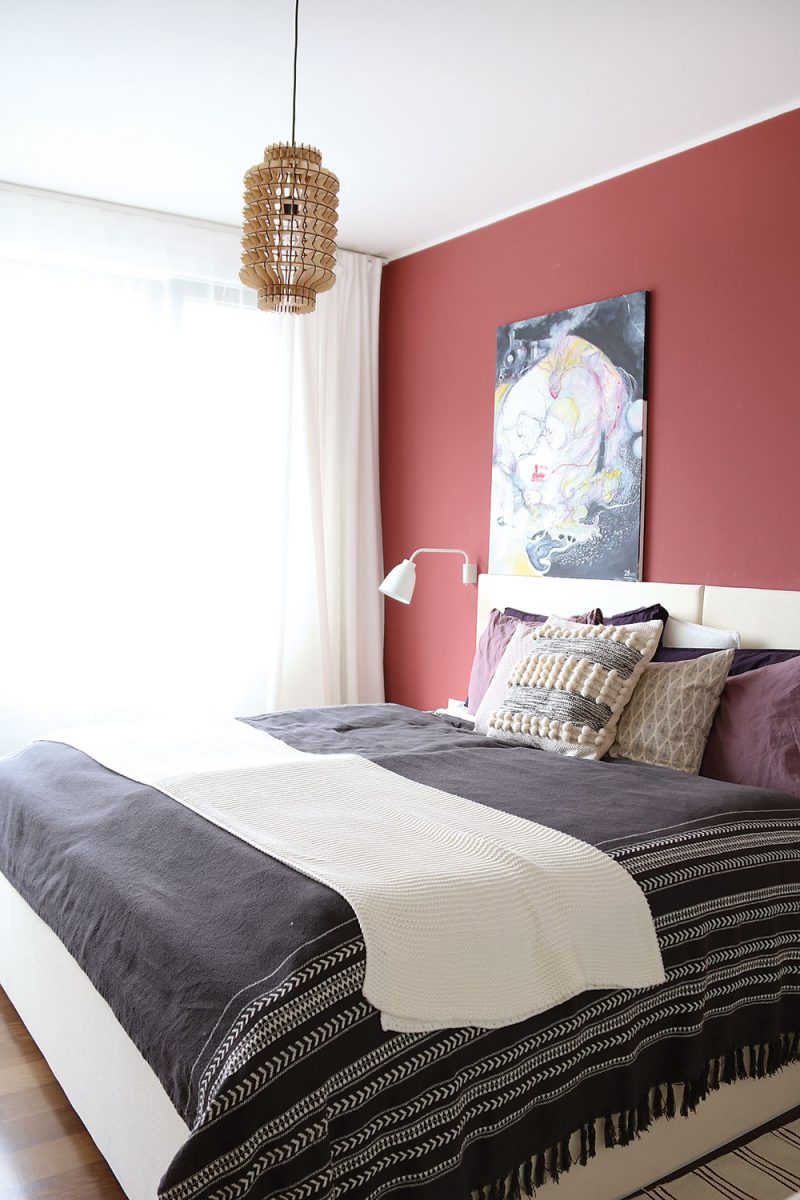 Tmavobordový odstín stěny za postelí navodil v ložnici klidnou atmosféru. FOTO LUCIA HÔ-CHI