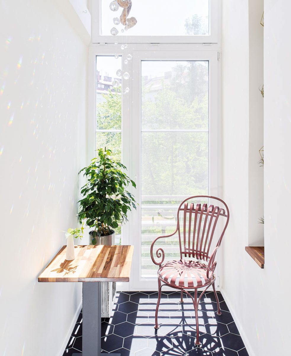 Malý stolek značky MWOOD doplňuje stará kovová židle. Skleněná dekorace vytváří v zimní zahradě krásnou duhovou hru světel. Skleněné křišťály zavěsila Terezie na starou mořem vybělenou větev, kterou přivezli její rodiče z Francie. FOTO FRVR