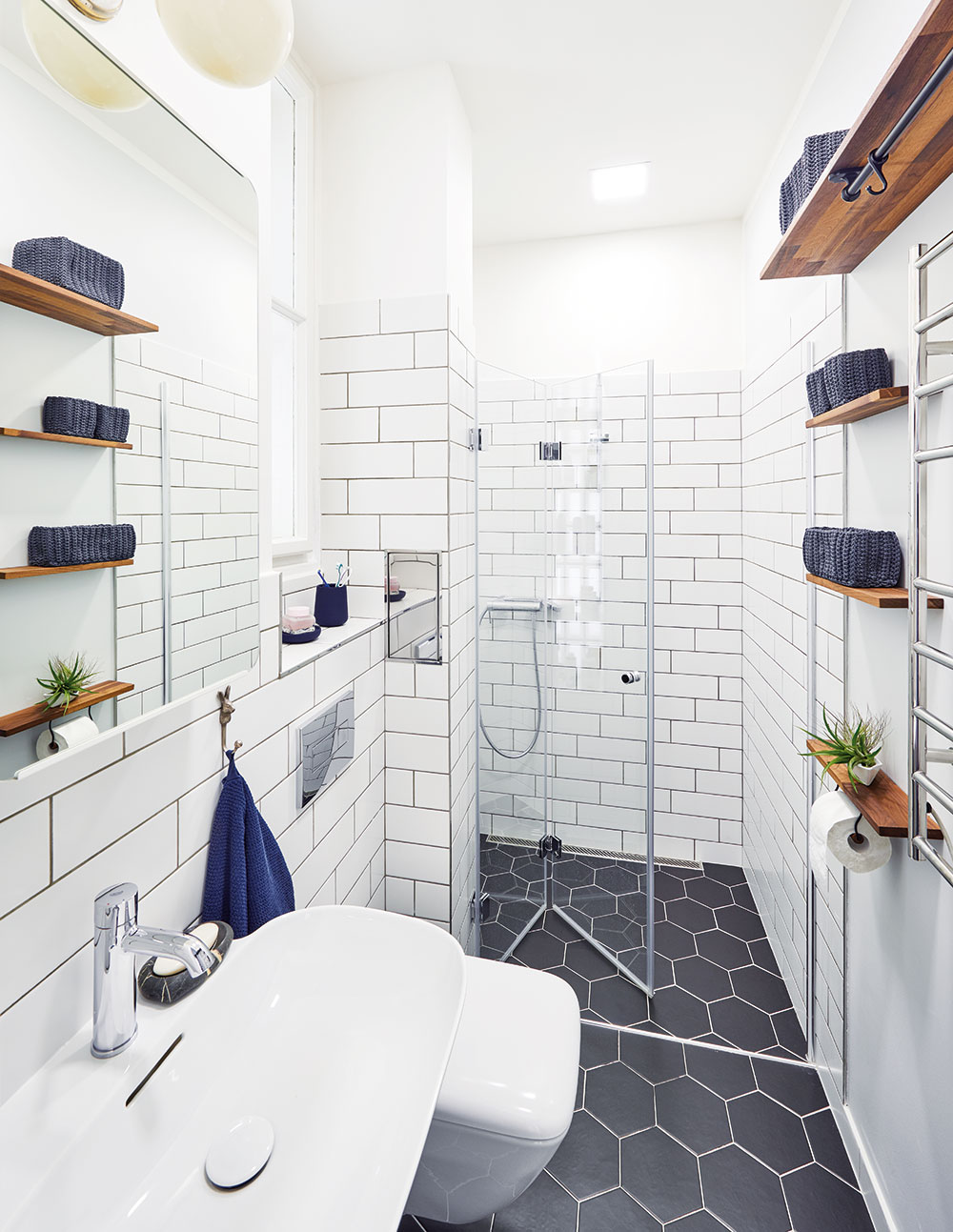 Elegantní a stylově čistá koupelna si vystačí s minimem místa, a přece je maximálně funkční a praktická. FOTO FRVR