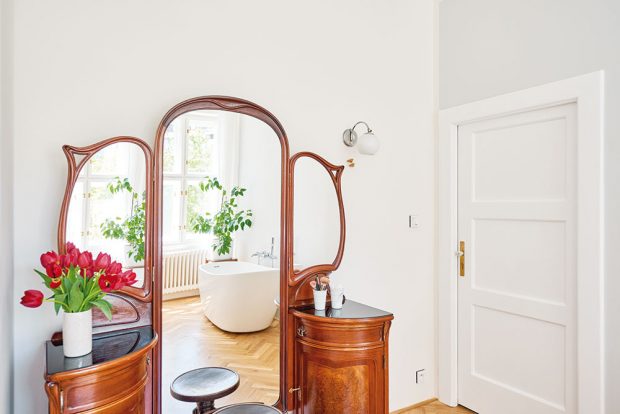 Nechybí ani volně stojící vana a nádherná starožitná toaletka s velkým zrcadlem. FOTO FRVR
