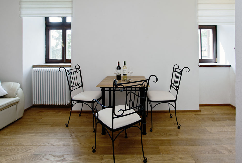 V obývací části dali majitelé přednost romantickému retro stylu. Foto Zehnder