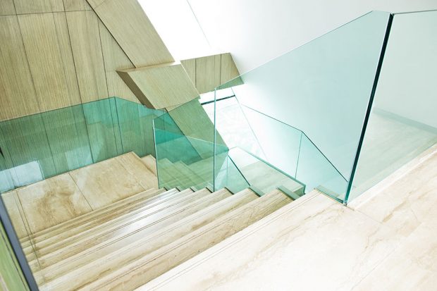 Foto: © AGC Glass Europe, celoskleněné zábradlí schodiště, Stratobel