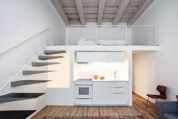 Mikro loft, který vznikl v přední části bytu rozdělením jedné velké místnosti, slouží pro návštěvy. Je tu všechno, obývací a spací zóna, malá kuchyňka i koupelna. Na projektu se Alberto podílel se svým kolegou, architektem Pietrem Giuffridou. FOTO JH STUDIO