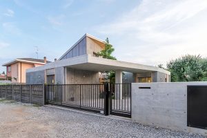 Beton, dřevo a zábavné detaily: Dynamický dům pro mladou rodinu