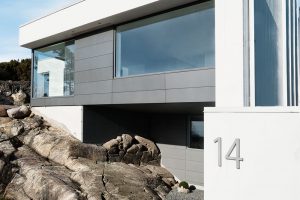 Zářivá barva betonových konstrukcí kontrastuje se šedivými povrchy a barvou profilů fasádních systémů Schüco FW 50+.HI. Autor fotografií: Sofia Sabel, Gothenburg