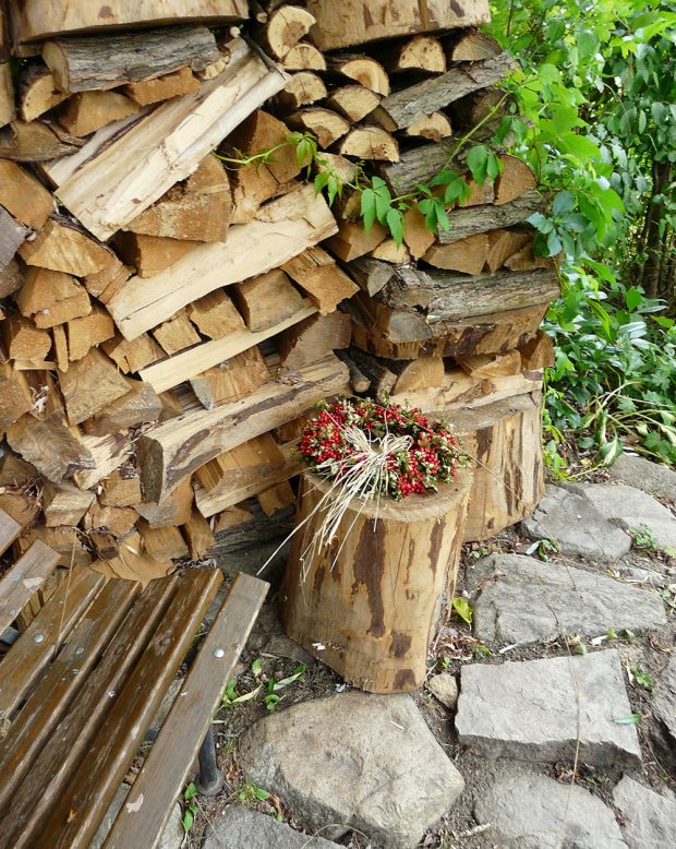 Uskladnění dřeva může být pojato hravým způsobem, nemusíte zůstávat u zažité klasiky. foto: Lucie Peukertová