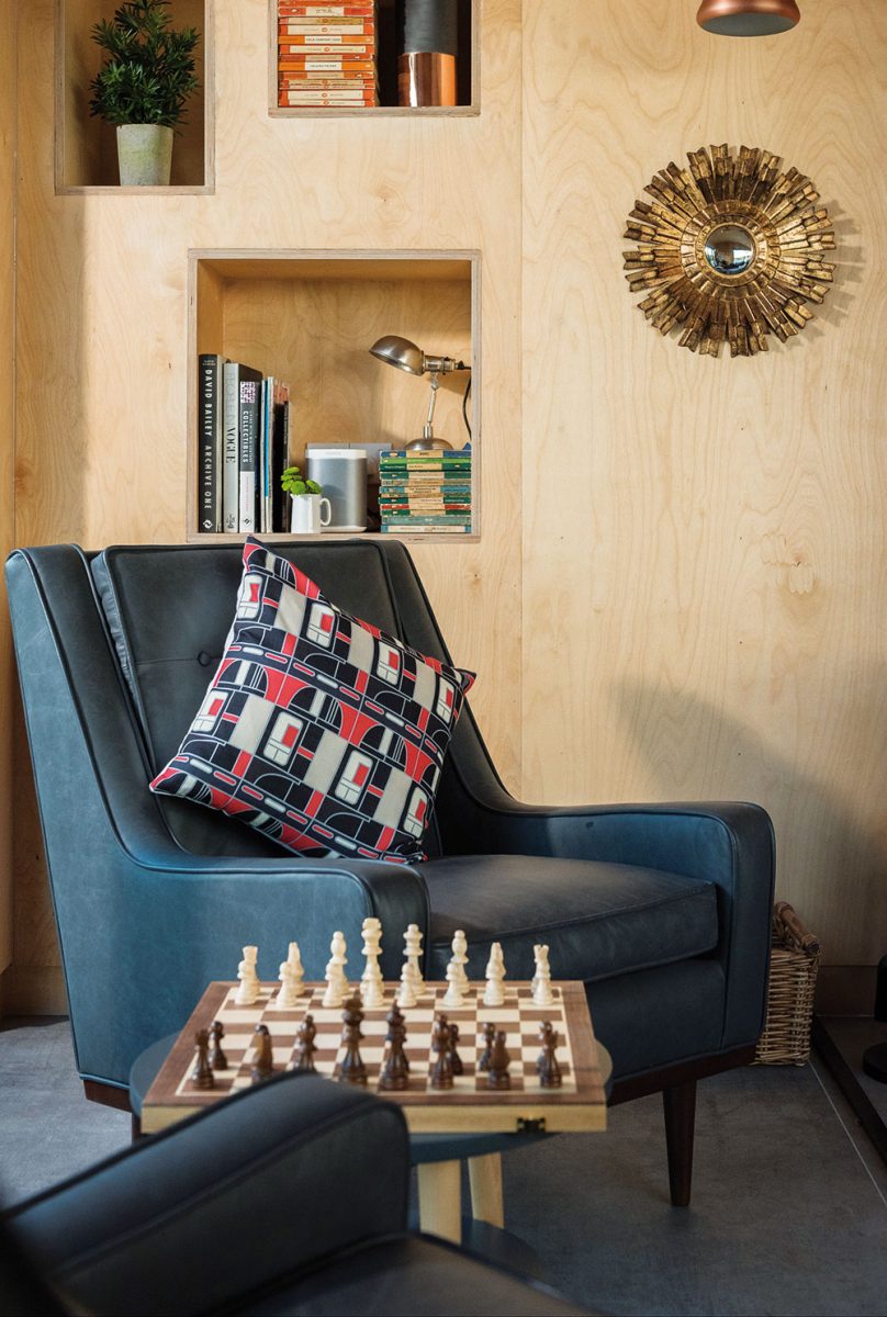 Šachový koutek nesmí v anglickém salonku chybět. Na zámku i na víkendové chatě. FOTO UNIQUE HOME STAYS