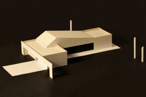 Model znázorňuje hmotové členění domu s půdorysem ve tvaru L a asymetricky stoupající střechou nad otevřeným denním prostorem. FOTO JOZEF BARINKA