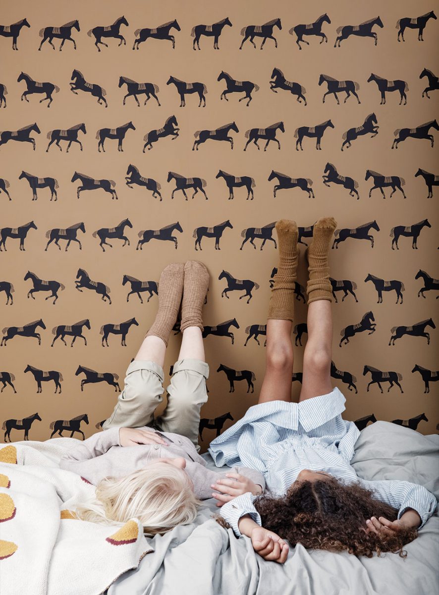 Vliesová tapeta Horse, omyvatelná vlhkým hadříkem, 10 × 0,53 m, 1 950 Kč, www.fermliving.com FOTO FERM LIVING