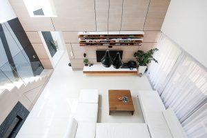 Minimalistickému interiéru dominuje bílá barva – bílá je slinutá keramická dlažba i většina stěn, bílá se objevuje i na nábytku a textiliích. Harmonicky ji doplňují dva druhy dřeva – bělený dub a ořech, z nichž je vyhotoven obklad stěn a nábytek. FOTO JOZEF BARINKA