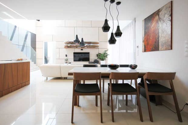 V čistém interiéru s bílým základem vynikají atypické nábytkové prvky vyrobené na míru a solitéry s elegantním designem. (Jídelní židle Merano od značky Ton, Sedačka Brik) FOTO JOZEF BARINKA