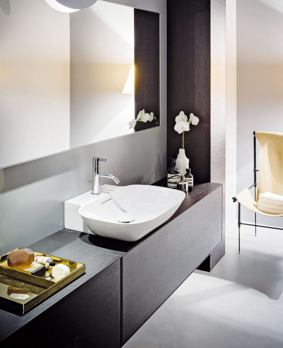 Kolekce sanitární keramiky Ino (Laufen), design Toan Nguyen, umyvadlo s ultratenkou stěnou a subtilně působící vana jsou doplněny skříňkou pod umyvadlo, www.laufen.cz